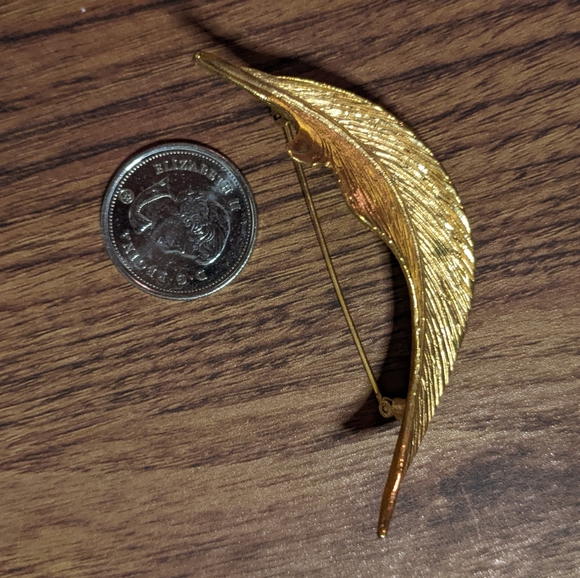 2/$20 vintage feather brooch - Picture 1 of 4
